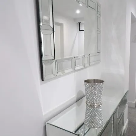 Murrayfield Stadium 3 Bedroom Modern Basement Main Door Apartment Апартаменты Эдинбург