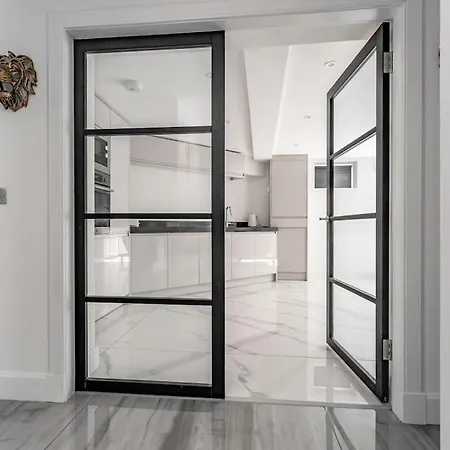 Апартаменты Murrayfield Stadium 3 Bedroom Modern Basement Main Door Apartment Эдинбург