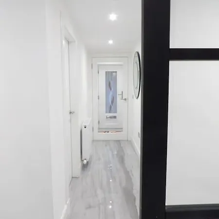 Апартаменты Murrayfield Stadium 3 Bedroom Modern Basement Main Door Apartment