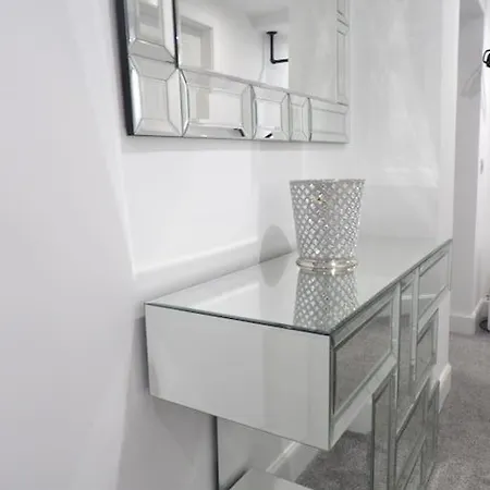 Апартаменты Murrayfield Stadium 3 Bedroom Modern Basement Main Door Apartment Эдинбург