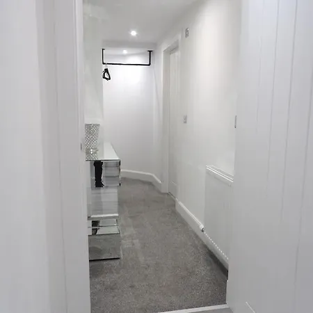 Murrayfield Stadium 3 Bedroom Modern Basement Main Door Apartment *