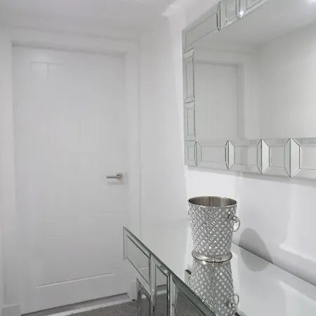 Murrayfield Stadium 3 Bedroom Modern Basement Main Door Apartment *