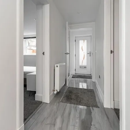 Murrayfield Stadium 3 Bedroom Modern Basement Main Door Apartment Апартаменты Эдинбург