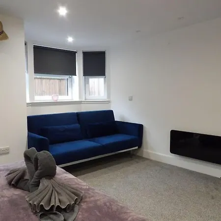 Апартаменты Murrayfield Stadium 3 Bedroom Modern Basement Main Door Apartment Эдинбург