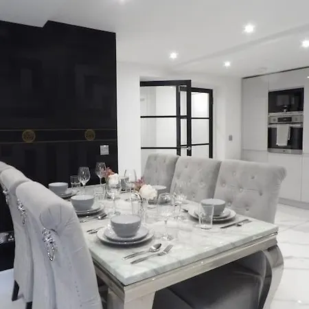 Murrayfield Stadium 3 Bedroom Modern Basement Main Door Apartment Эдинбург