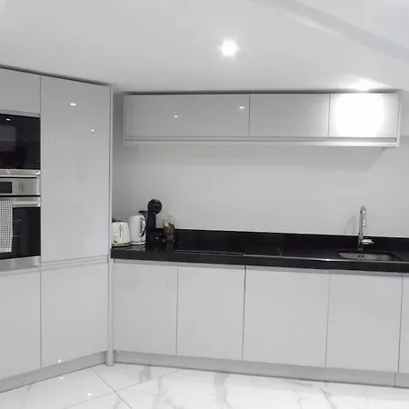 Murrayfield Stadium 3 Bedroom Modern Basement Main Door Apartment