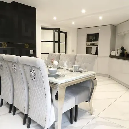 Апартаменты Murrayfield Stadium 3 Bedroom Modern Basement Main Door Apartment *