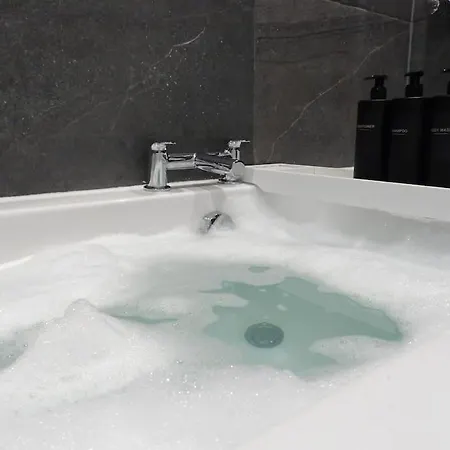 Murrayfield Stadium 3 Bedroom Modern Basement Main Door Apartment Эдинбург