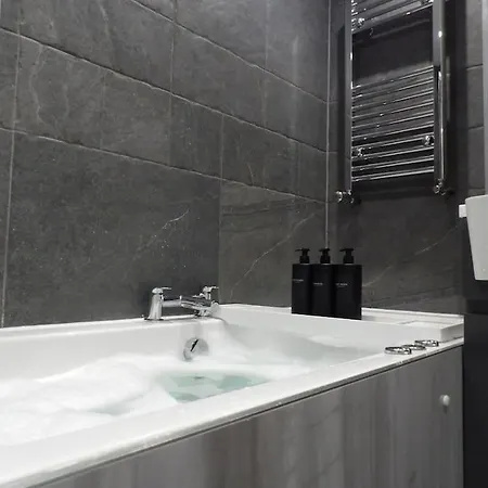 Murrayfield Stadium 3 Bedroom Modern Basement Main Door Apartment