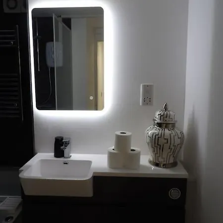 Murrayfield Stadium 3 Bedroom Modern Basement Main Door Apartment Апартаменты
