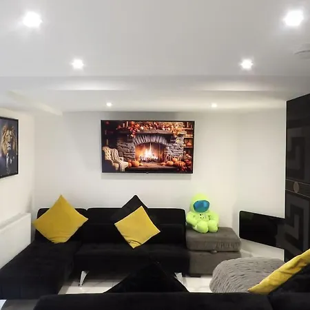 Апартаменты Murrayfield Stadium 3 Bedroom Modern Basement Main Door Apartment *