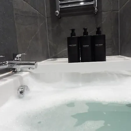 Modern 3bhk Near Zoo Apartman Edinburgh