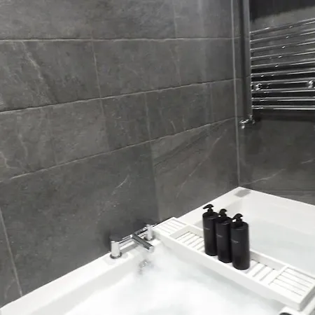 Апартаменты Murrayfield Stadium 3 Bedroom Modern Basement Main Door Apartment Эдинбург