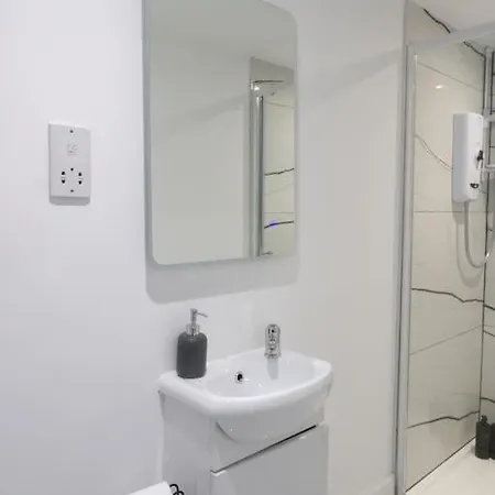 Murrayfield Stadium 3 Bedroom Modern Basement Main Door Apartment Эдинбург