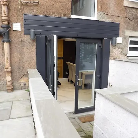 Murrayfield Stadium 3 Bedroom Modern Basement Main Door Apartment