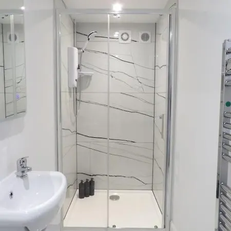 Апартаменты Murrayfield Stadium 3 Bedroom Modern Basement Main Door Apartment