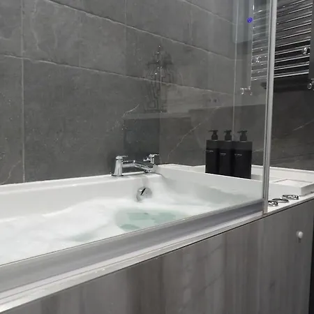 Апартаменты Murrayfield Stadium 3 Bedroom Modern Basement Main Door Apartment *