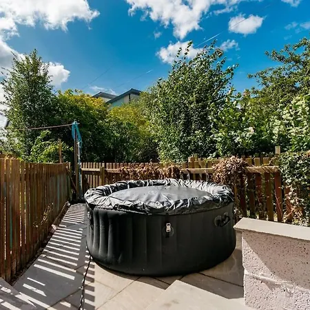 Апартаменты Murrayfield Stadium 3 Bedroom Modern Basement Main Door Apartment Эдинбург