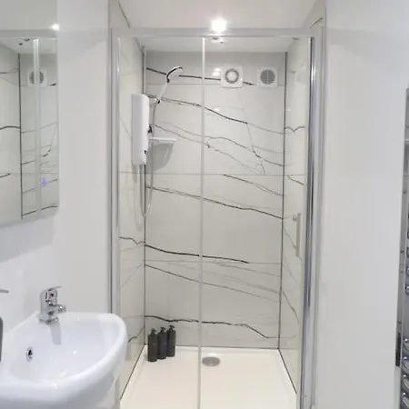 Murrayfield Stadium 3 Bedroom Modern Basement Main Door Apartment Эдинбург