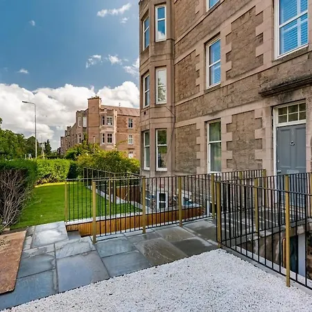 Murrayfield Stadium 3 Bedroom Modern Basement Main Door Apartment