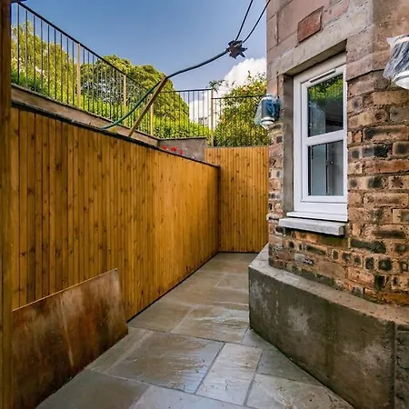 Апартаменты Murrayfield Stadium 3 Bedroom Modern Basement Main Door Apartment