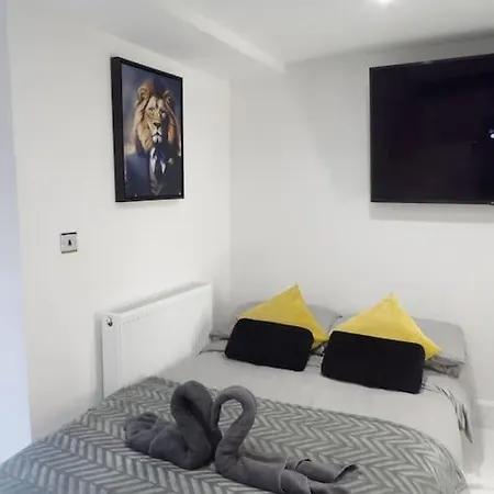Апартаменты Murrayfield Stadium 3 Bedroom Modern Basement Main Door Apartment *