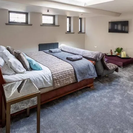 4bdr Beautifully Modernised