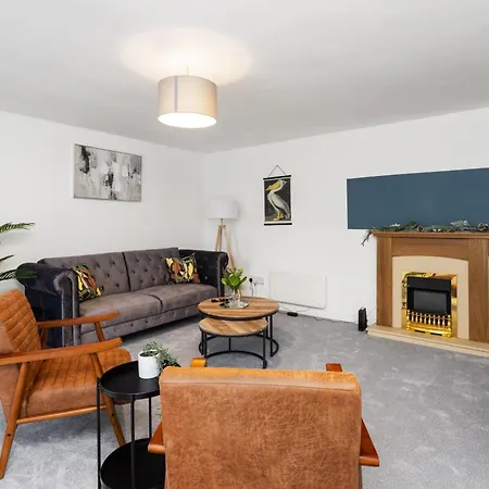 Stylish 3bed House Near Airport Apartament