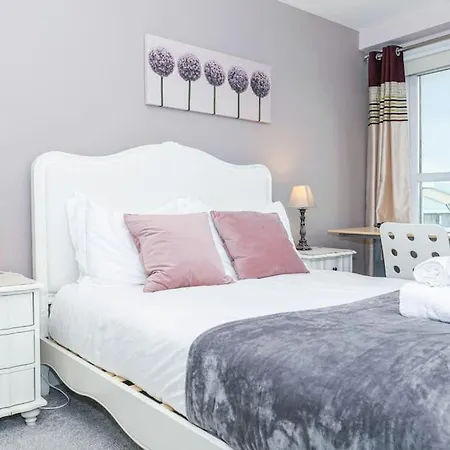 Апартаменты Waterfront Castle View 3 Bed Free Parking