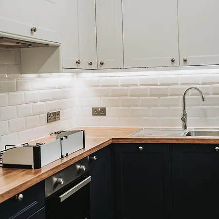 Large Bedroom, Close To Airport And Centre Δωμάτια σε οικογενειακή κατοικία *