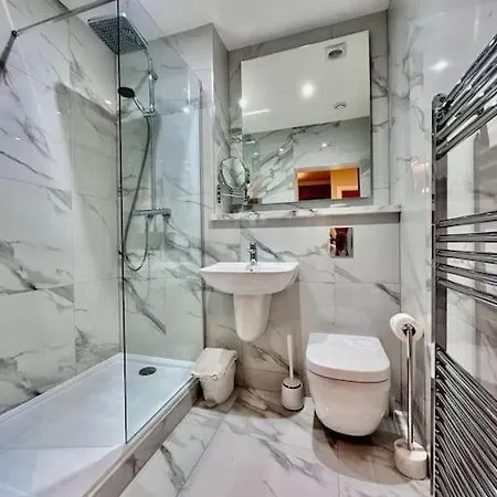 Spectacular 2 Bed, 2 Bath In Centre Appartamento *