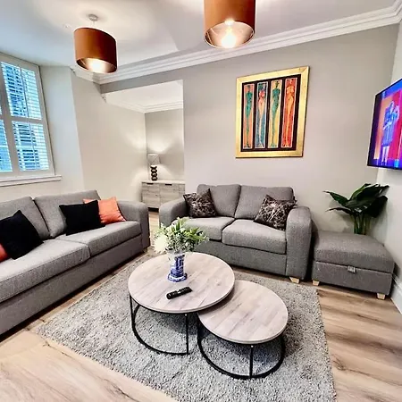 Spectacular 2 Bed, 2 Bath In Centre *