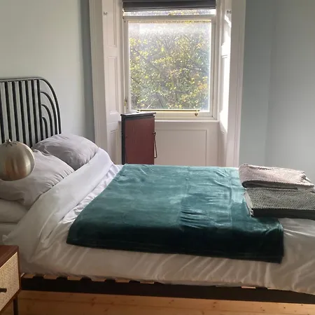 Bright 2 Bed In Bruntsfield - Centre *