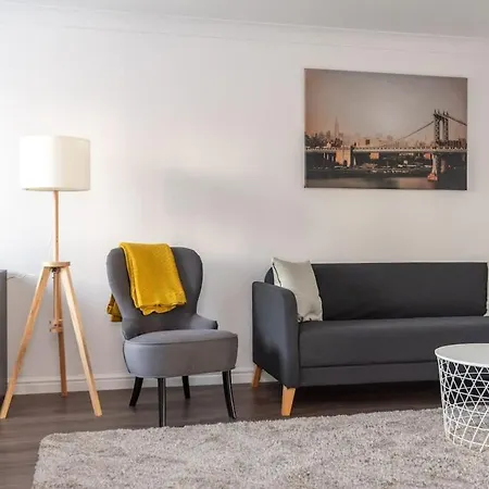 4 Bedroom House - Free Parking