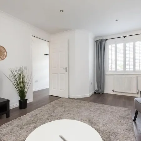 4 Bedroom House - Free Parking בית נופש *