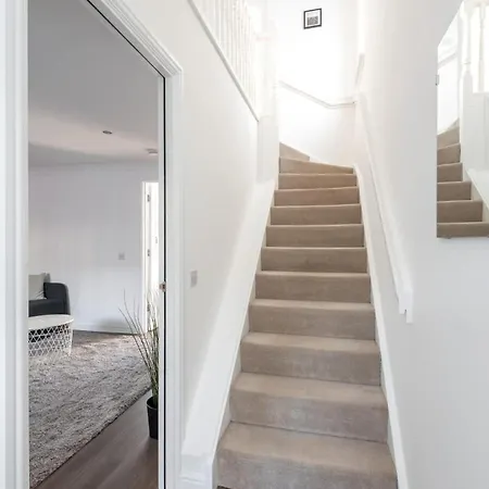 4 Bedroom House - Free Parking