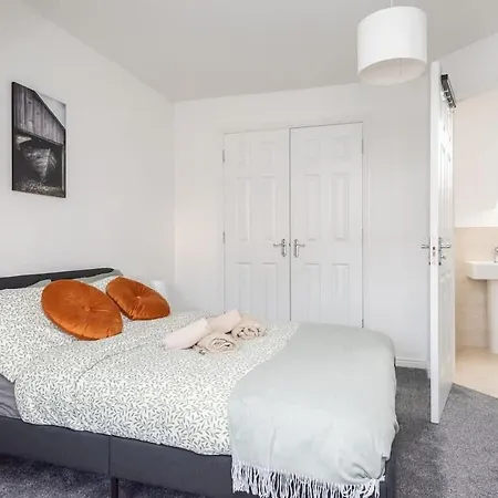 펜션 4 Bedroom House - Free Parking *
