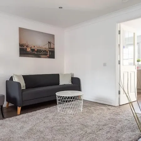 בית נופש 4 Bedroom House - Free Parking אדינבורו