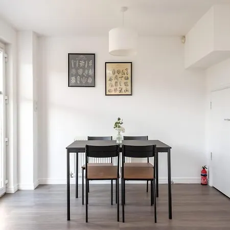 4 Bedroom House - Free Parking 펜션