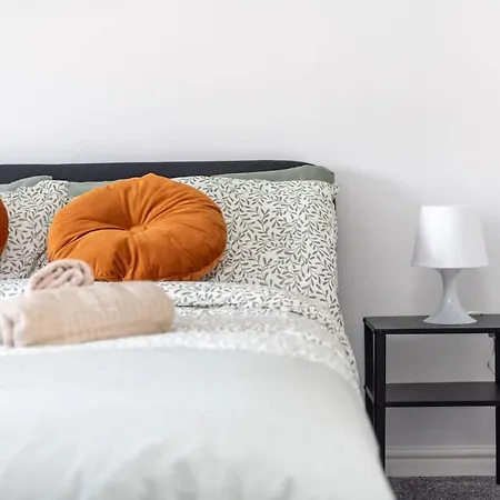 4 Bedroom House - Free Parking בית נופש