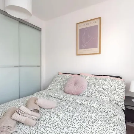 4 Bedroom House - Free Parking *