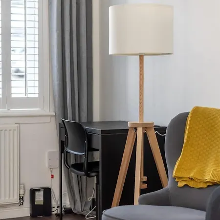 Σπίτι διακοπών 4 Bedroom House - Free Parking