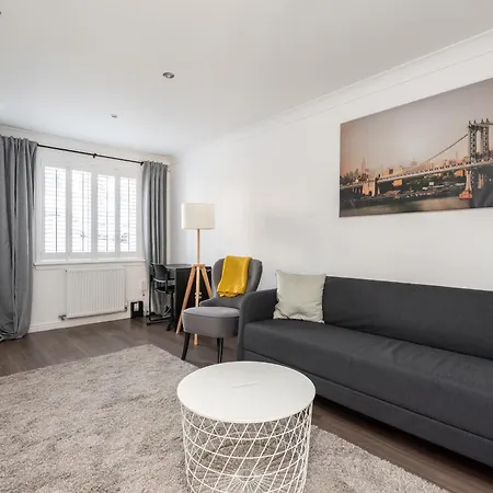 Σπίτι διακοπών 4 Bedroom House - Free Parking