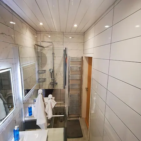 Large Bedroom, Close To Airport And Centre