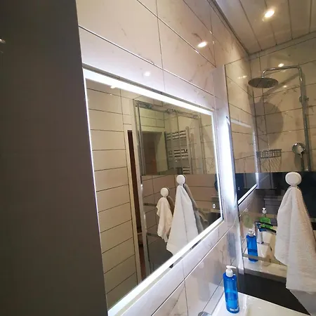 Large Bedroom, Close To Airport And Centre Alloggio in famiglia