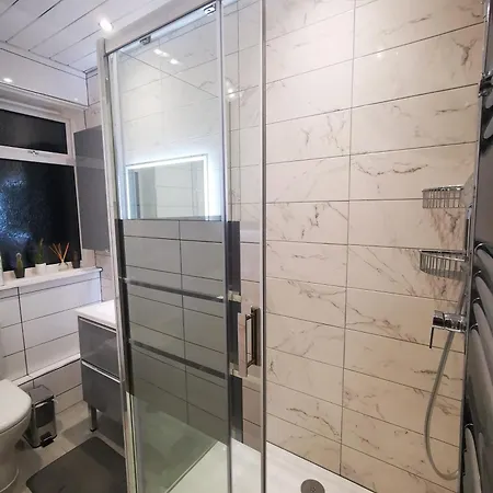 Large Bedroom, Close To Airport And Centre