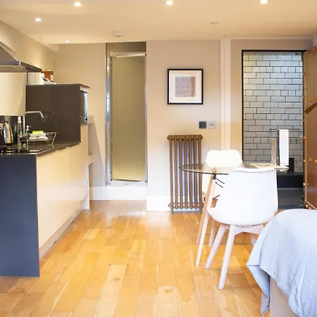 Daire Linton Collection - 28 North Bridge *