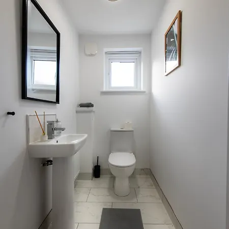 Luxury 4 Bedroom Townhouse With Free Parking Apartment *