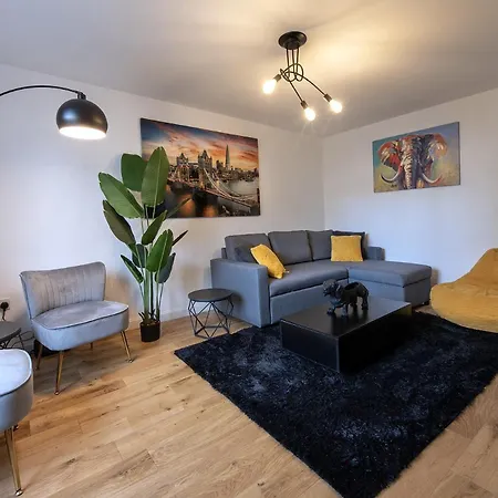 Luxury 4 Bedroom Townhouse With Free Parking Apartment *