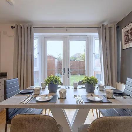 Apartment Luxury 4 Bedroom Townhouse With Free Parking *